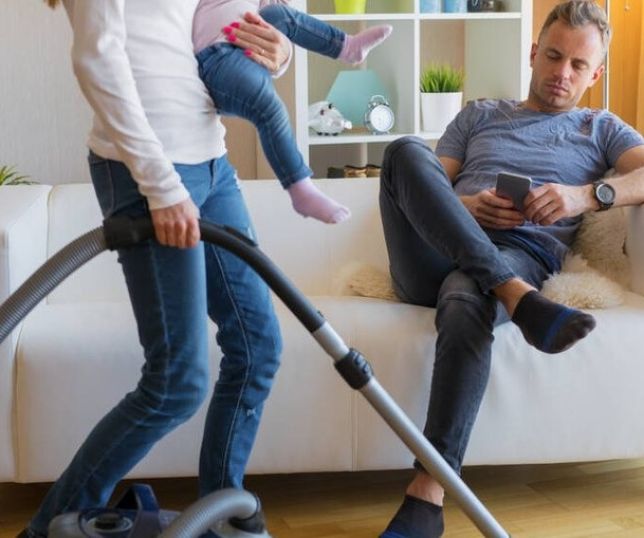 Trabalho Invisível: campanha expõe sobrecarga de mulheres em casa