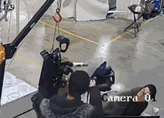 Robô 'ataca' homens que o controlavam em fábrica. VEJA VÍDEO